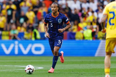 Nathan Ake, Romanya ve Hollanda milli takımları arasında Almanya 'nın başkenti Münih' teki Allianz Arena 'da oynanan 16 maçlık UEFA Euro 2024 turunda görüldü (Maciej Rogowski)