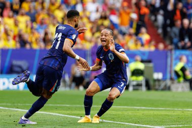 Cody Gakpo ve Xavi Simons, Romanya ve Hollanda milli takımları arasında oynanan UEFA Euro 2024 turunda Almanya 'nın Münih kentinde oynanan Allianz Arena' da kutlama yaparken görüldü (Maciej Rogowski)
