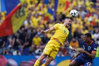 Andrei Burca, Denzel Dumfries UEFA Euro 2024 turunda Romanya ve Hollanda milli takımları arasında Allianz Arena, Münih, Almanya (Maciej Rogowski)