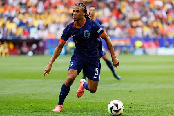 Nathan Ake, Romanya ve Hollanda milli takımları arasında Almanya 'nın başkenti Münih' teki Allianz Arena 'da oynanan 16 maçlık UEFA Euro 2024 turunda görüldü (Maciej Rogowski)
