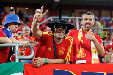İspanya taraftarları UEFA Euro 2024 maçında Arnavutluk ve İspanya milli takımları arasında Merkur Spiel-Arena, Düsseldorf, Almanya 'da görüldü (Maciej Rogowski)