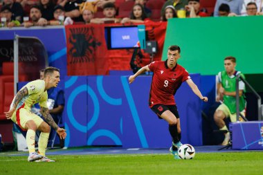 Jasir Asani, UEFA Euro 2024 maçında Arnavutluk ve İspanya milli takımları arasında Merkur Spiel-Arena, Düsseldorf, Almanya 'da görüldü (Maciej Rogowski))