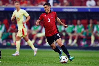 Jasir Asani, UEFA Euro 2024 maçında Arnavutluk ve İspanya milli takımları arasında Merkur Spiel-Arena, Düsseldorf, Almanya 'da görüldü (Maciej Rogowski))