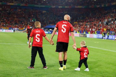 Arlind Ajeti, UEFA Euro 2024 maçında çocuklarıyla birlikte Merkur Spiel-Arena, Dusseldorf, Almanya 'da Arnavutluk ve İspanya milli takımları arasında görüldü (Maciej Rogowski))