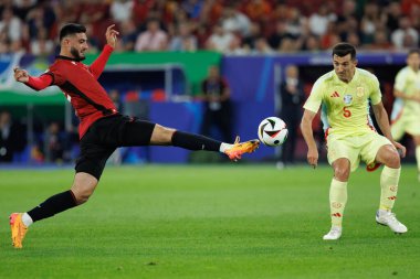Armando Broja, Dani Vivian UEFA Euro 2024 maçında Arnavutluk ve İspanya milli takımları arasında Merkur Spiel-Arena, Dusseldorf, Almanya (Maciej Rogowski))