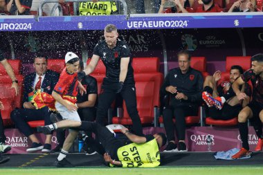 Çocuk istilacı UEFA Euro 2024 'te Arnavutluk ve İspanya milli takımları arasında oynanan Merkur Spiel-Arena, Dusseldorf, Almanya (Maciej Rogowski) maçında güvenlikten kaçarken görüldü)