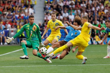 Wout Faes, Artem Dovbyk 'in Koen Casteels ve Vladyslav Vanat' ın yanında attığı önemli şutlar UEFA Euro 2024 maçında MHPArena, Stuttgart, Almanya 'da milli takımlar arasında görüldü. 