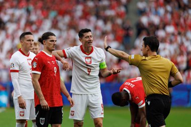 Marcel Sabitzer, Robert Lewandowski UEFA Euro 2024 maçı sırasında Polonya ve Avusturya milli takımları arasında Olympiastadion, Berlin, Almanya (Maciej Rogowski))