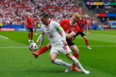 Piotr Zielinski, Nicolas Seiwald UEFA Euro 2024 maçında Polonya ve Avusturya milli takımları arasında Olympiastadion, Berlin, Almanya (Maciej Rogowski))