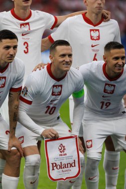 Polonya 'nın oyuncuları ile Piotr Zielinski arasında UEFA Euro 2024 maçının ortasında Polonya ve Avusturya milli takımları arasında Olympiastadion, Berlin, Almanya (Maciej Rogowski))