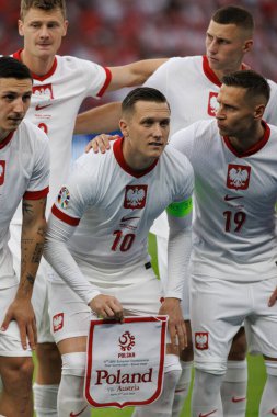 Polonya 'nın oyuncuları ile Piotr Zielinski arasında UEFA Euro 2024 maçının ortasında Polonya ve Avusturya milli takımları arasında Olympiastadion, Berlin, Almanya (Maciej Rogowski))