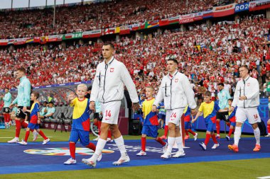 Jakub Kiwior, Bartosz Slisz UEFA Euro 2024 maçı sırasında Polonya ve Avusturya milli takımları arasında Olympiastadion, Berlin, Almanya (Maciej Rogowski))