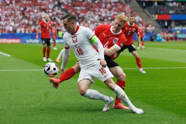 Piotr Zielinski, Polonya ve Avusturya milli takımları arasında oynanan UEFA Euro 2024 maçında Nicolas Seiwald ile Berlin 'de (Maciej Rogowski) düello yaptı.)