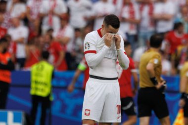 Piotr Zielinski, Polonya ve Avusturya milli takımları arasında oynanan UEFA Euro 2024 maçı sonrasında Olympiastadion, Berlin, Almanya 'da ağladı (Maciej Rogowski))
