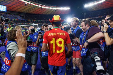 Lamine Yamal, UEFA Euro 2024 final maçını İspanya ve İngiltere milli takımları arasında Almanya 'nın başkenti Berlin' de oynanan Olimpiyat Stadyumu 'nda kazandıktan sonra fotoğrafçılar tarafından kutlandı ve kalabalıklaştı (Maciej Rogowski))