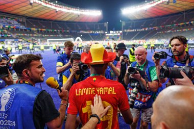 Lamine Yamal, UEFA Euro 2024 final maçını İspanya ve İngiltere milli takımları arasında Almanya 'nın başkenti Berlin' de oynanan Olimpiyat Stadyumu 'nda kazandıktan sonra fotoğrafçılar tarafından kutlandı ve kalabalıklaştı (Maciej Rogowski))