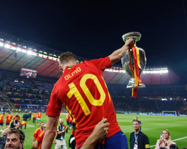 Dani Olmo, İspanya ve İngiltere milli takımları arasında Almanya 'nın başkenti Berlin' de oynanan UEFA Euro 2024 final maçını kazandıktan sonra kutlama yaparken görüldü. (Maciej Rogowski))