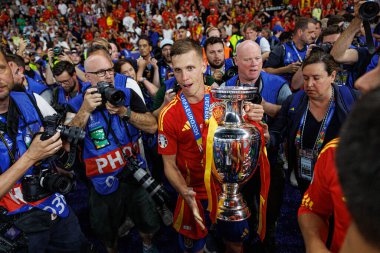 Dani Olmo, İspanya ve İngiltere milli takımları arasında Almanya 'nın başkenti Berlin' de oynanan UEFA Euro 2024 final maçını kazandıktan sonra kutlama yaparken görüldü. (Maciej Rogowski))
