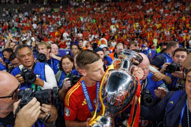 Dani Olmo, İspanya ve İngiltere milli takımları arasında Almanya 'nın başkenti Berlin' de oynanan UEFA Euro 2024 final maçını kazandıktan sonra kutlama yaparken görüldü. (Maciej Rogowski))