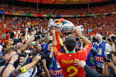 Dani Carvajal, İspanya ve İngiltere milli takımları arasında Almanya 'nın başkenti Berlin' de oynanan UEFA Euro 2024 final maçını kazandıktan sonra kutlama yaparken görüldü (Maciej Rogowski))