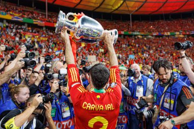 Dani Carvajal, İspanya ve İngiltere milli takımları arasında Almanya 'nın başkenti Berlin' de oynanan UEFA Euro 2024 final maçını kazandıktan sonra kutlama yaparken görüldü (Maciej Rogowski))