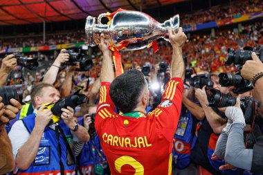 Dani Carvajal, İspanya ve İngiltere milli takımları arasında Almanya 'nın başkenti Berlin' de oynanan UEFA Euro 2024 final maçını kazandıktan sonra kutlama yaparken görüldü (Maciej Rogowski))