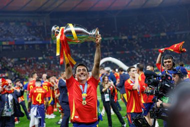 Mikel Oyarzabal, İspanya ve İngiltere milli takımları arasında Almanya 'nın başkenti Berlin' de oynanan UEFA Euro 2024 final maçını kazandıktan sonra kutlama yaparken görüldü (Maciej Rogowski))