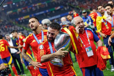 Dani Carvajal, İspanya ve İngiltere milli takımları arasında Almanya 'nın başkenti Berlin' de oynanan UEFA Euro 2024 final maçını kazandıktan sonra kutlama yaparken görüldü (Maciej Rogowski))