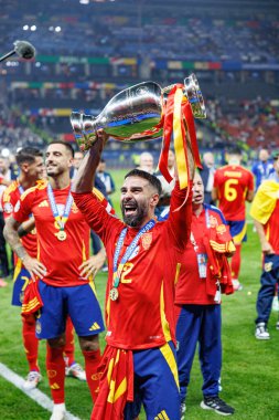 Dani Carvajal, İspanya ve İngiltere milli takımları arasında Almanya 'nın başkenti Berlin' de oynanan UEFA Euro 2024 final maçını kazandıktan sonra kutlama yaparken görüldü (Maciej Rogowski))