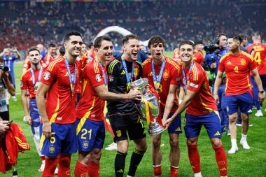 Mikel Merin, Mikel Oyarzabal, Alex Remiro, Robin Le Normand, Martin Zubimendi İspanya ve İngiltere milli takımları arasında Olympiastadium, Berlin, Almanya 'da oynanan 2024 UEFA Euro final maçını kazandıktan sonra kutlama yaparken görüldü (Maciej Rogowski))