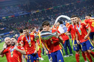 Robin Le Normand, İspanya ve İngiltere milli takımları arasında Olimpiyat Stadyumu, Berlin, Almanya 'da oynanan UEFA Euro 2024 final maçını kazandıktan sonra kutlama yaparken görüldü (Maciej Rogowski))