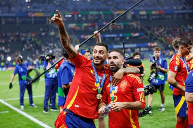 Joselu, Dani Carvajal, İspanya ve İngiltere milli takımları arasında Almanya 'nın başkenti Berlin' de oynanan 2024 UEFA Euro final maçını kazandıktan sonra kutlama yaparken görüldü (Maciej Rogowski))