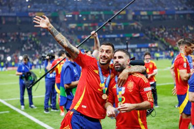 Joselu, Dani Carvajal, İspanya ve İngiltere milli takımları arasında Almanya 'nın başkenti Berlin' de oynanan 2024 UEFA Euro final maçını kazandıktan sonra kutlama yaparken görüldü (Maciej Rogowski))