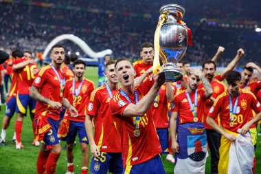 Dani Olmo, İspanya ve İngiltere milli takımları arasında Almanya 'nın başkenti Berlin' de oynanan UEFA Euro 2024 final maçını kazandıktan sonra kutlama yaparken görüldü. (Maciej Rogowski))