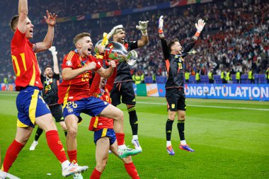 İspanya 'nın oyuncuları, Fermin Lopez' in kupayı elinde tuttuğu UEFA Euro 2024 final maçında İspanya ve İngiltere milli takımları arasında Almanya 'nın başkenti Berlin' de düzenlenen Olimpiyat Stadyumu 'nda kutlama yaparken görülüyor (Maciej Rogowski))