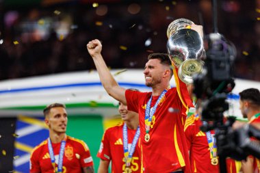 Aymeriç Laporte, UEFA Euro 2024 final maçında Olimpiyat Stadyumu, Berlin, Almanya 'da İspanya ve İngiltere milli takımları arasında bir kupayla kutlama yaparken görüldü (Maciej Rogowski))