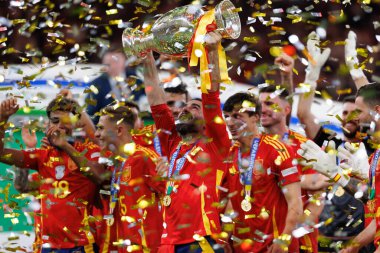 İspanya takımı, İspanya ve İngiltere milli takımları arasında oynanan UEFA Euro 2024 final maçında Dani Carvajal ile birlikte Berlin Olimpiyat Stadyumu 'nda bir kupa ile kutlama yaparken görüldü (Maciej Rogowski))