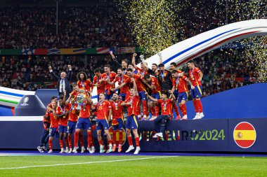 İspanya takımı UEFA Euro 2024 final maçında Olimpiyat Stadyumu, Berlin, Almanya 'da İspanya ve İngiltere milli takımları arasında bir kupa ile kutlama yaparken görüldü (Maciej Rogowski)
