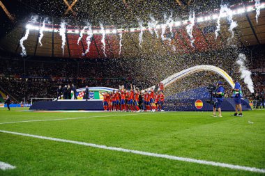 İspanya takımı UEFA Euro 2024 final maçında Olimpiyat Stadyumu, Berlin, Almanya 'da İspanya ve İngiltere milli takımları arasında bir kupa ile kutlama yaparken görüldü (Maciej Rogowski)