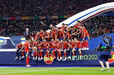 İspanya takımı UEFA Euro 2024 final maçında Olimpiyat Stadyumu, Berlin, Almanya 'da İspanya ve İngiltere milli takımları arasında bir kupa ile kutlama yaparken görüldü (Maciej Rogowski)