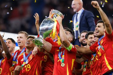 İspanya takımı UEFA Euro 2024 final maçında Olimpiyat Stadyumu, Berlin, Almanya 'da İspanya ve İngiltere milli takımları arasında bir kupa ile kutlama yaparken görüldü (Maciej Rogowski)