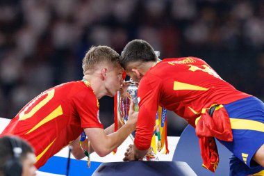 Dani Olmo, Ferran Torres UEFA Euro 2024 final maçında İspanya ve İngiltere milli takımları arasında Berlin Olimpiyatları 'nda görüldü (Maciej Rogowski))
