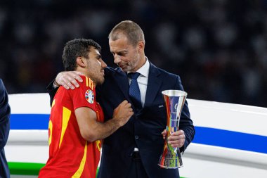 Rodri ve Aleksander Ceferin, UEFA Euro 2024 final maçında İspanya ve İngiltere milli takımları arasında Berlin Olimpiyat Stadyumu 'nda görüldü (Maciej Rogowski))