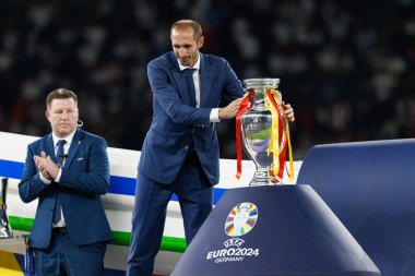 Giorgio Chiellini, İspanya ve İngiltere milli takımları arasında Berlin Olimpiyat Stadyumu 'nda oynanan UEFA Euro 2024 final maçında kupayla görüldü (Maciej Rogowski))