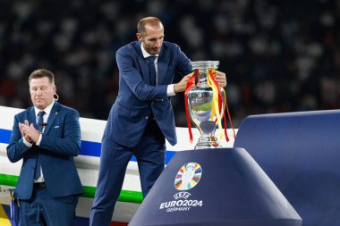 Giorgio Chiellini, İspanya ve İngiltere milli takımları arasında Berlin Olimpiyat Stadyumu 'nda oynanan UEFA Euro 2024 final maçında kupayla görüldü (Maciej Rogowski))