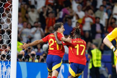 Mikel Oyarzabal ve Nico Williams, UEFA Euro 2024 final maçında İspanya ve İngiltere milli takımları arasında Almanya 'nın başkenti Berlin' de oynanan Olimpiyat Stadyumu 'nda gol attıktan sonra kutlama yaptılar (Maciej Rogowski))