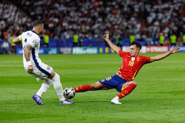 Kyle Walker, Martin Zubimendi UEFA Euro 2024 final maçında İspanya ve İngiltere milli takımları arasında Olympiastadium, Berlin, Almanya 'da görüldü (Maciej Rogowski)