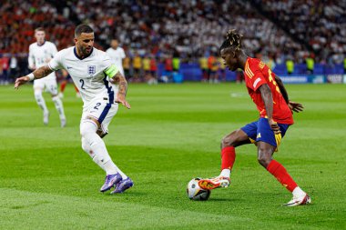 Kyle Walker, Nico Williams UEFA Euro 2024 final maçında İspanya ve İngiltere milli takımları arasında Olympiastadium, Berlin, Almanya 'da görüldü (Maciej Rogowski)