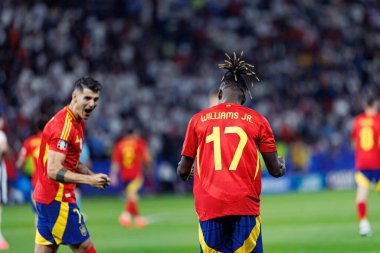 Nico Williams, Lamine Yamal, İspanya ve İngiltere milli takımları arasında Berlin Olimpiyat Stadyumu 'nda oynanan UEFA Euro 2024 final maçında gol attıktan sonra kutlama yaparken görüldü (Maciej Rogowski)