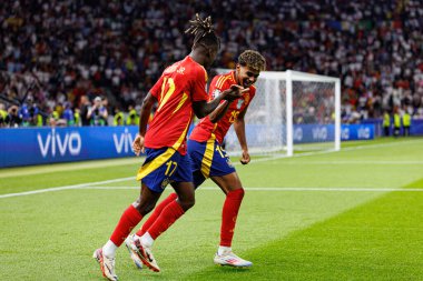 Nico Williams, Lamine Yamal, İspanya ve İngiltere milli takımları arasında Berlin Olimpiyat Stadyumu 'nda oynanan UEFA Euro 2024 final maçında gol attıktan sonra kutlama yaparken görüldü (Maciej Rogowski)